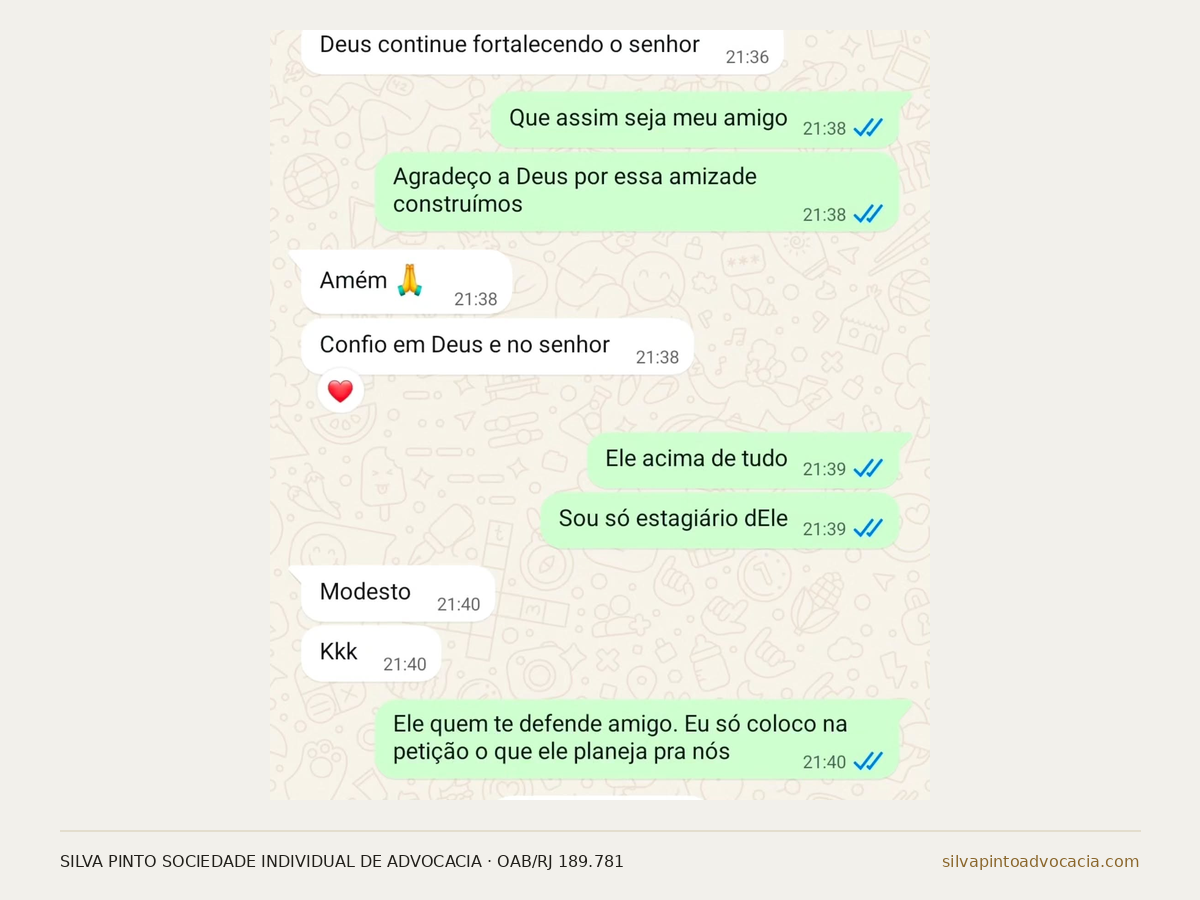 Candidato sentado em sala de espera observando resultado de concurso em documento impresso