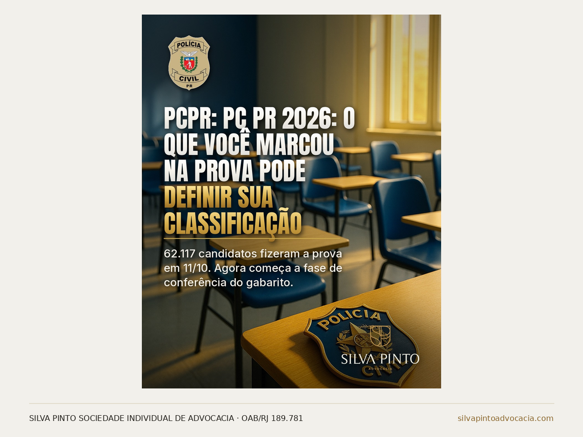 Caderno de prova e folha de respostas sobre uma mesa, ao lado de um relógio