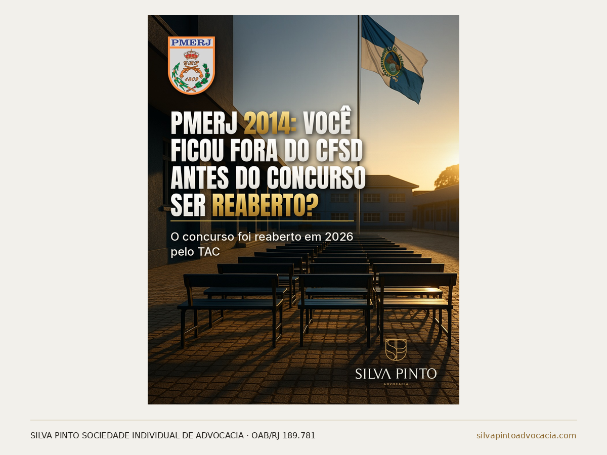 Prova antiga de concurso sobre uma mesa, ao lado de um boné da Polícia Militar