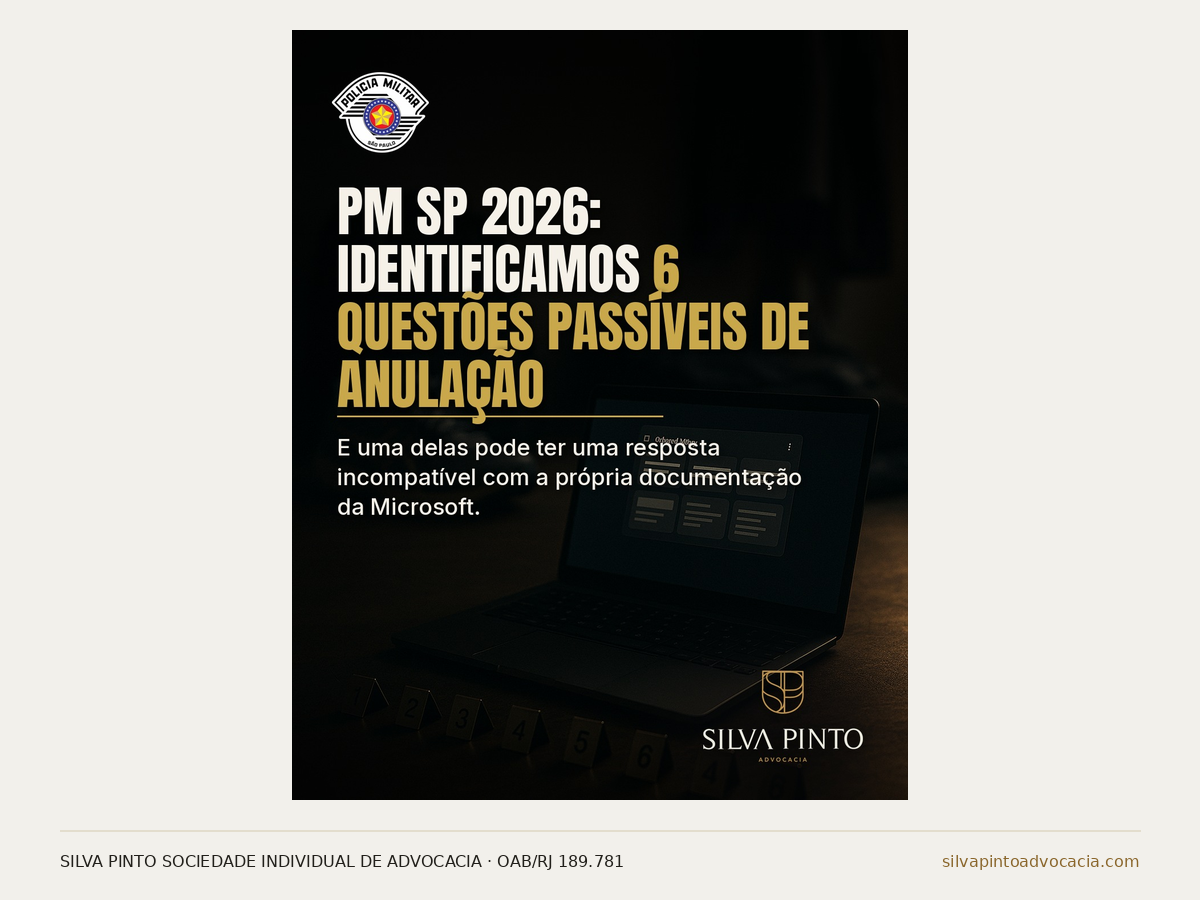 Caderno de questões e cartão-resposta sobre uma mesa, ao lado de uma boina de farda da Polícia Militar